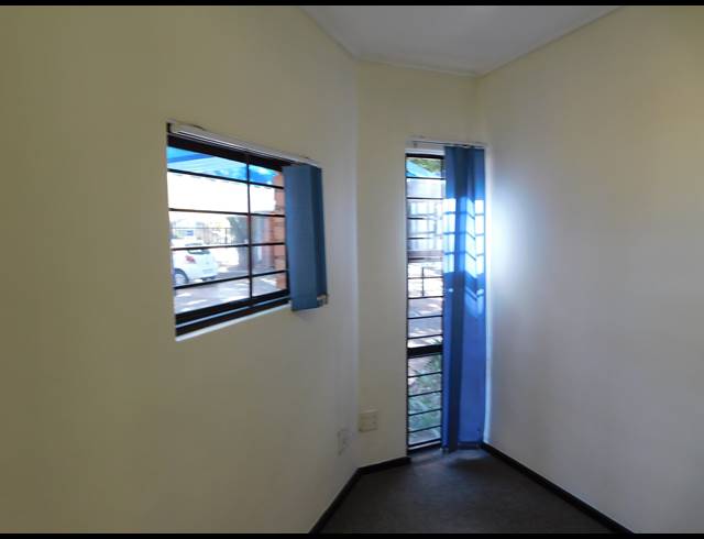 107M² OFFICE TO LET IN FERNDALE